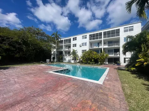 302 Lakeview Manor Grand Bahama Freeport BS