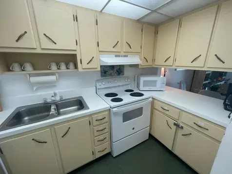 302 Lakeview Manor Grand Bahama Freeport BS