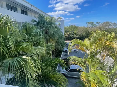 302 Lakeview Manor Grand Bahama Freeport BS