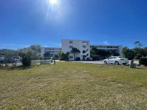 302 Lakeview Manor Grand Bahama Freeport BS