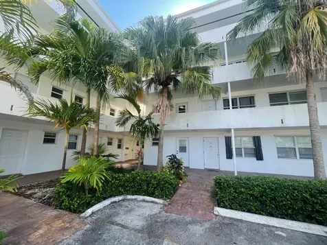 302 Lakeview Manor Grand Bahama Freeport BS