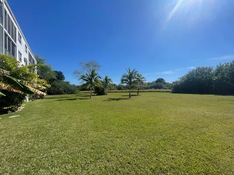 302 Lakeview Manor Grand Bahama Freeport BS