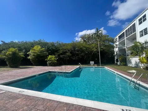 302 Lakeview Manor Grand Bahama Freeport BS