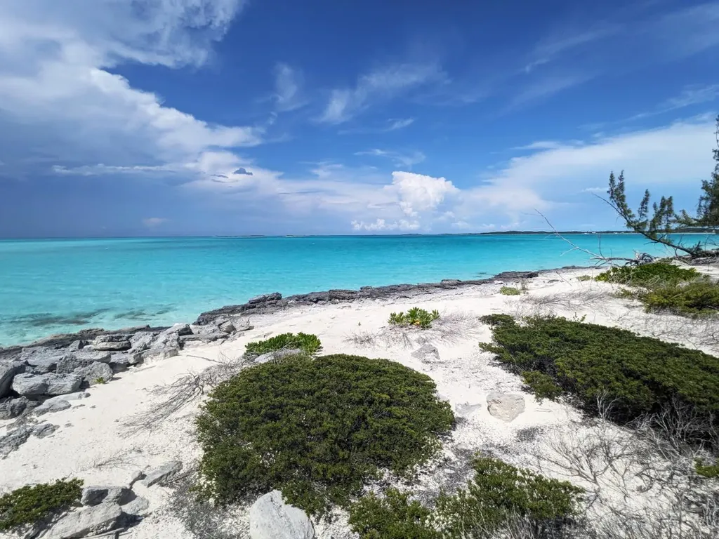 Queen's Highway 4-2 Exuma BS