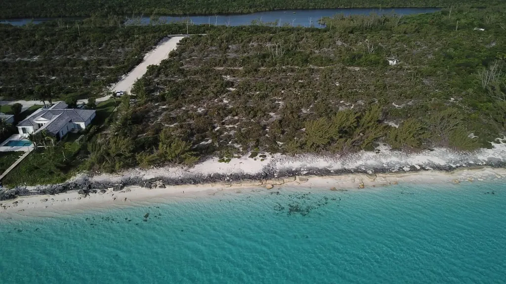 Queen's Highway 4-2 Exuma BS