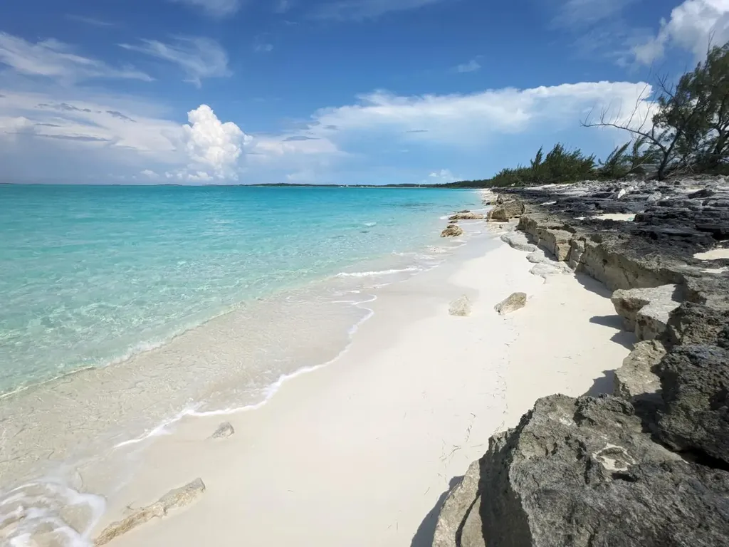 Queen's Highway 4-2 Exuma BS