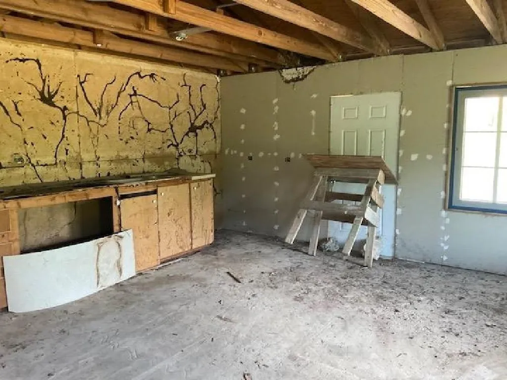 4bd/4ba Incomplete House Long Island BS