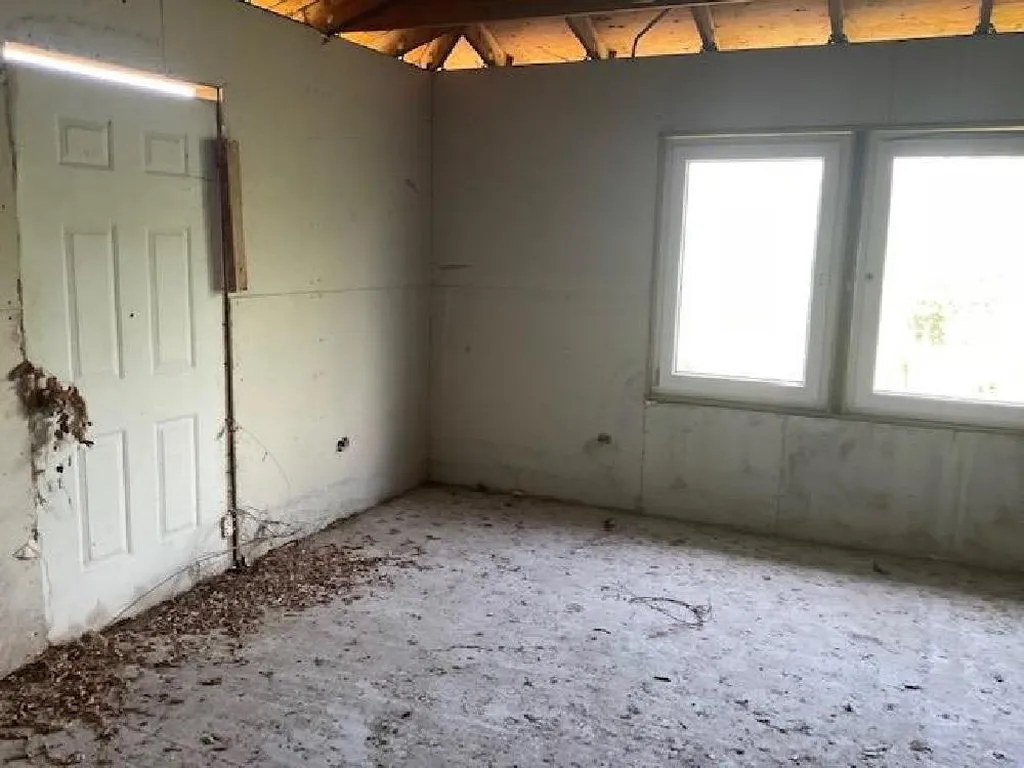 4bd/4ba Incomplete House Long Island BS