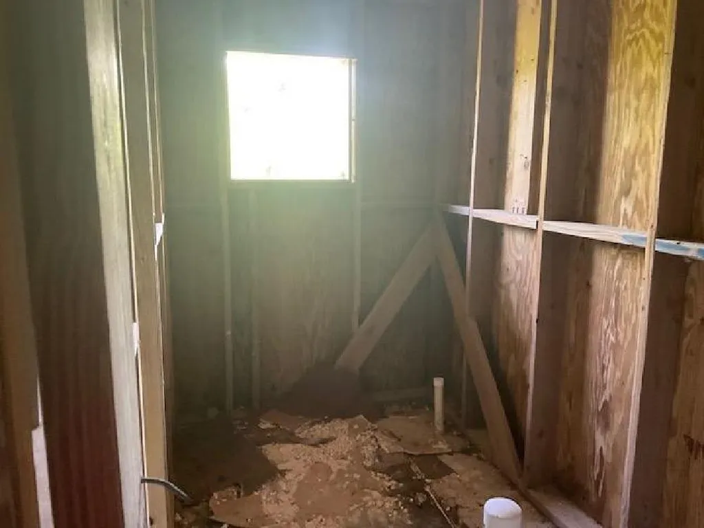 4bd/4ba Incomplete House Long Island BS