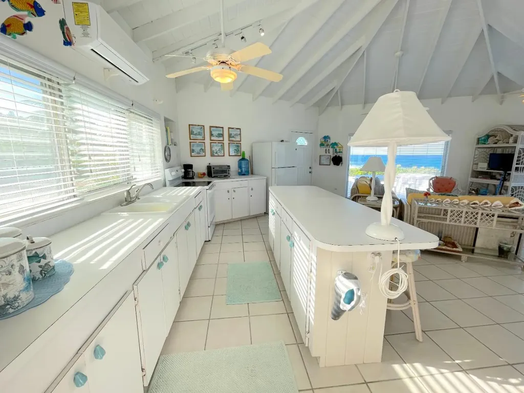 3/3 Oceanfront Home Long Island BS