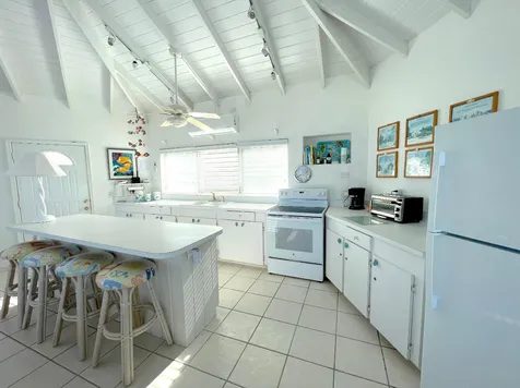 3/3 Oceanfront Home Long Island BS