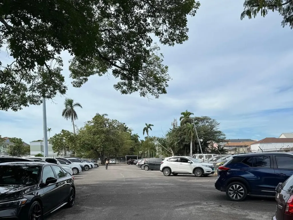 Parking Lot Elizabeth Avenue New Providence Paradise Island BS