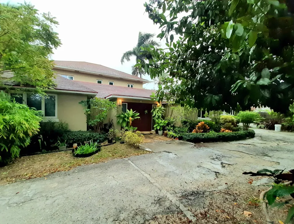 Pear Street New Providence Paradise Island BS