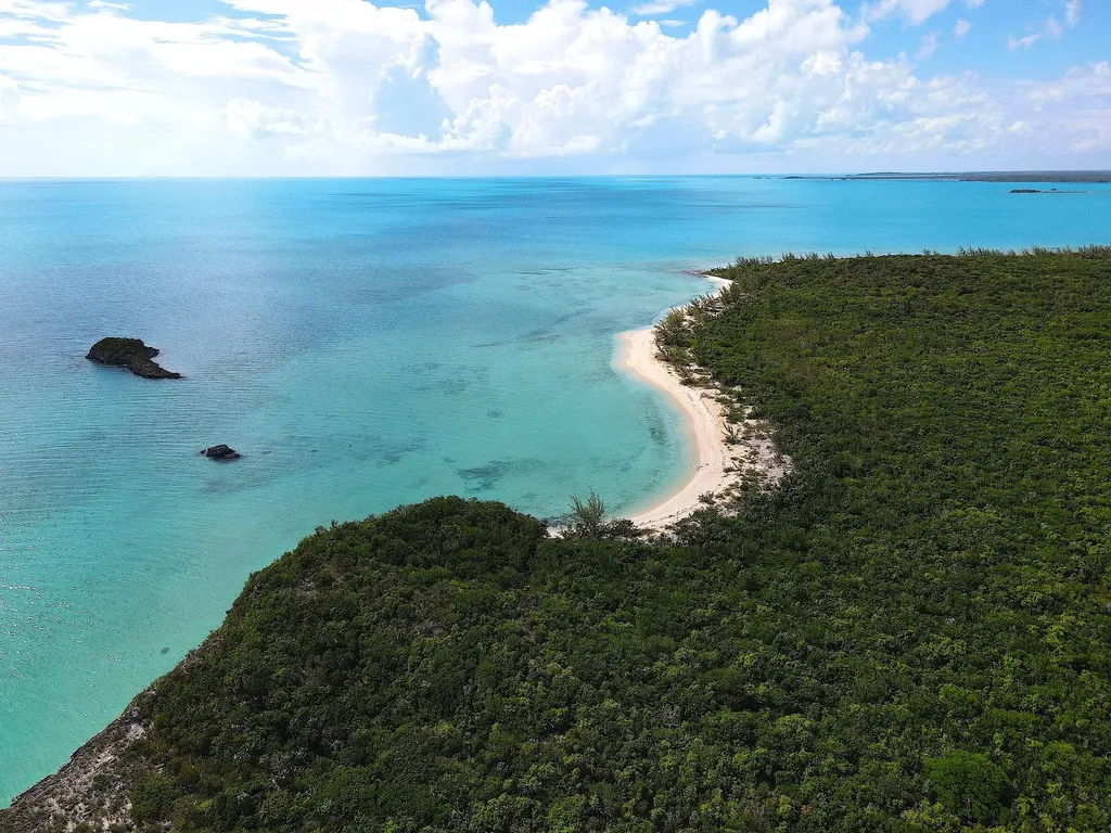 16 Acre Beachfront Parcel Long Island BS