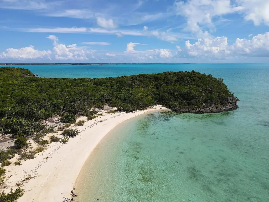 16 Acre Beachfront Parcel Long Island BS