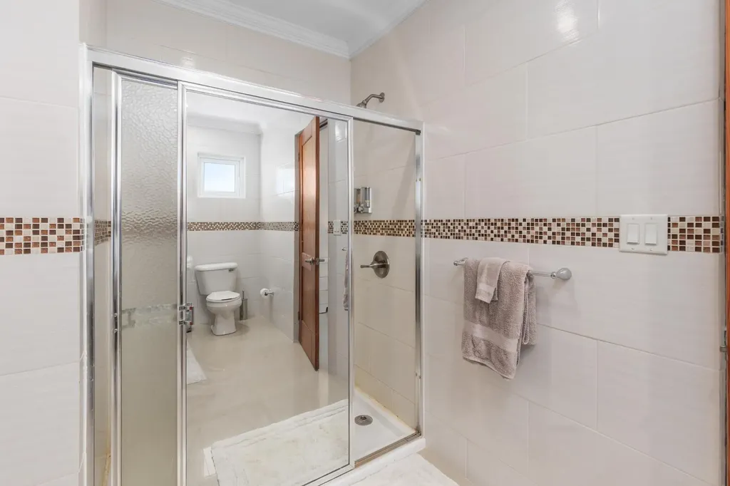 5 Bedroom 4.5 Bath House Long Island BS