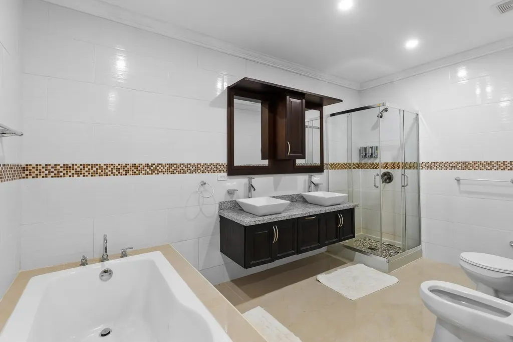 5 Bedroom 4.5 Bath House Long Island BS