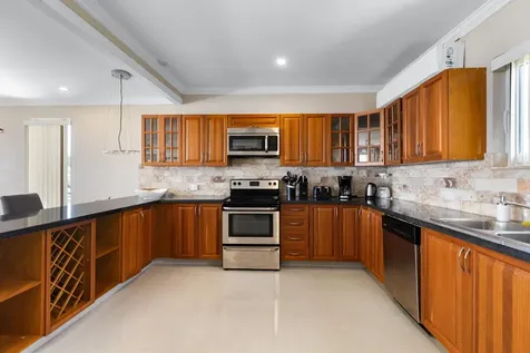 5 Bedroom 4.5 Bath House Long Island BS