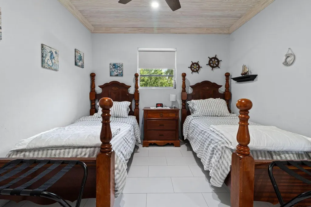 Tarpum Bay Eleuthera BS