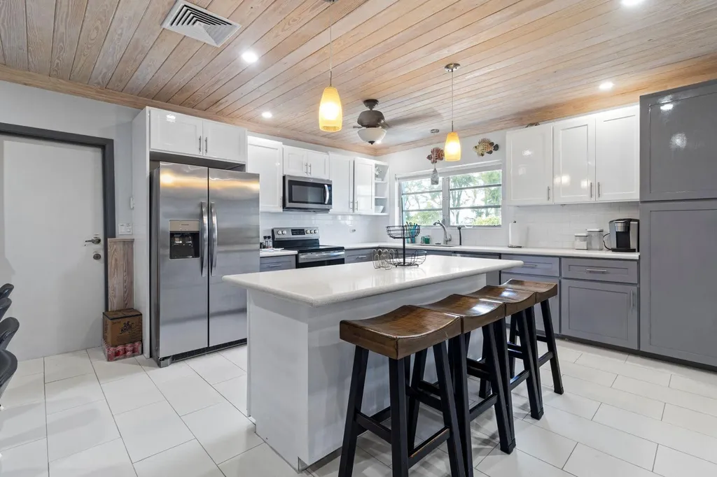 Tarpum Bay Eleuthera BS