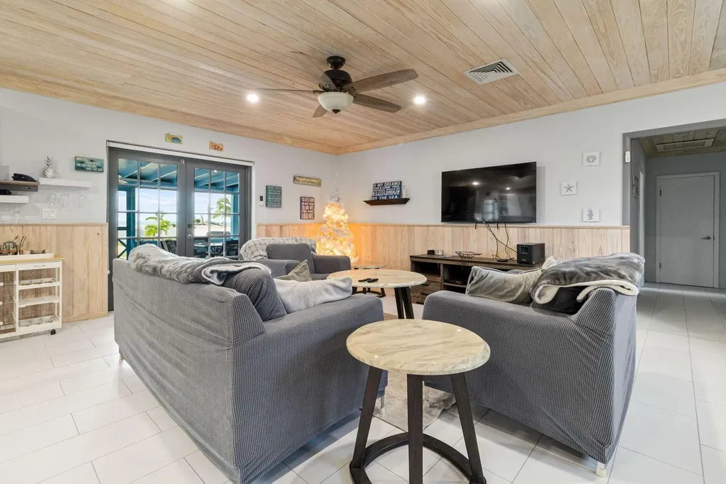 Tarpum Bay Eleuthera BS