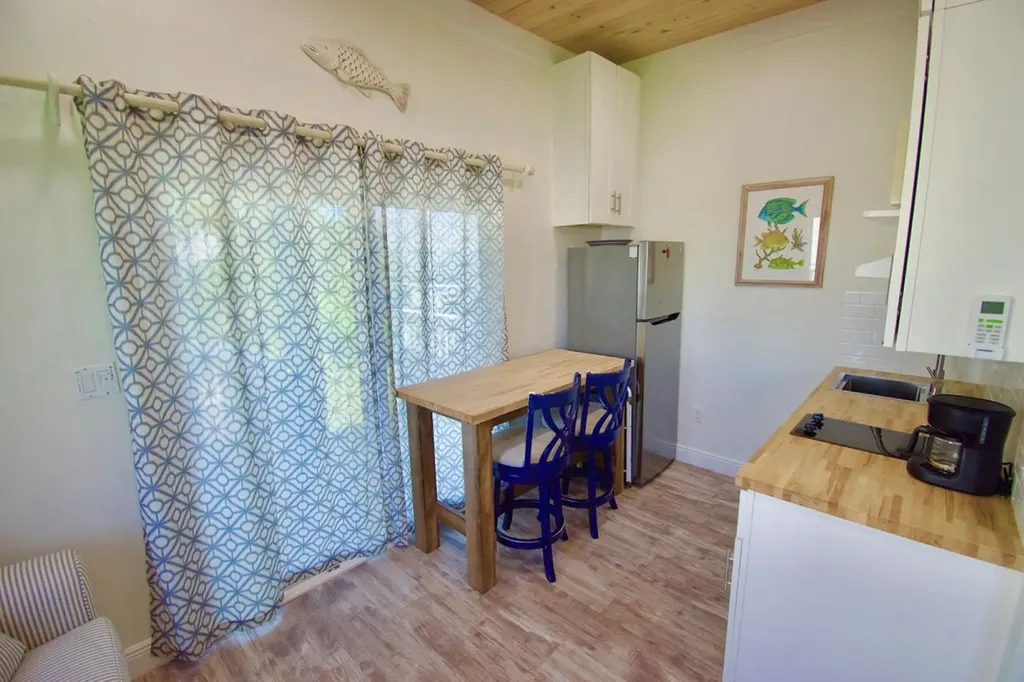 Hope Town, Lucky Star Abaco BS