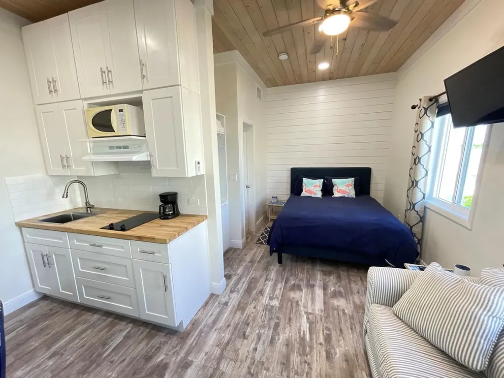 Hope Town, Lucky Star Abaco BS