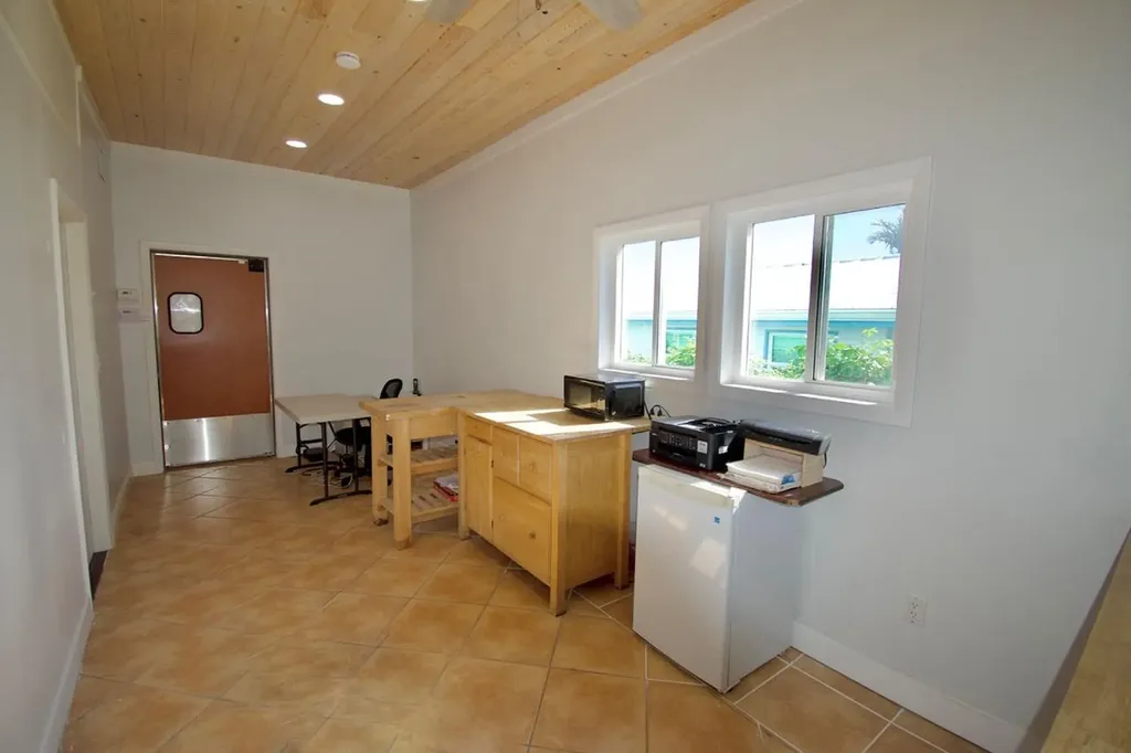 Hope Town, Lucky Star Abaco BS