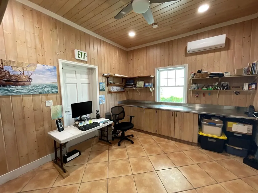 Hope Town, Lucky Star Abaco BS