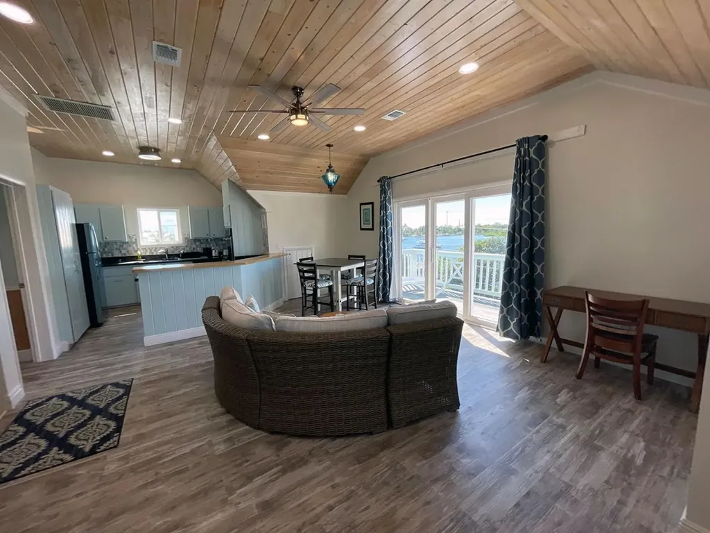 Hope Town, Lucky Star Abaco BS