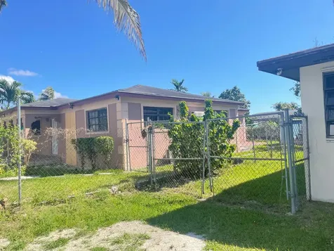 Carmichael Road Triplex New Providence Paradise Island BS