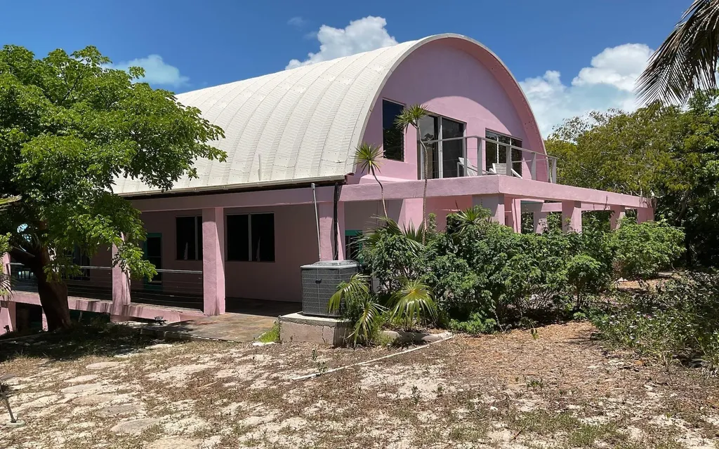 Estate In Bain's Bluff Long Island BS