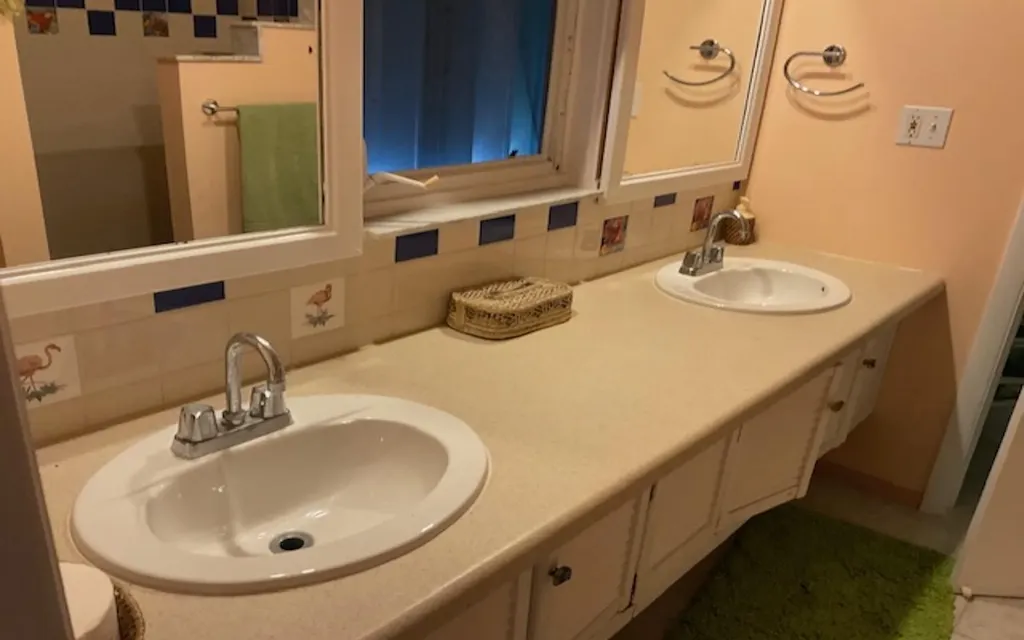 Estate In Bain's Bluff Long Island BS