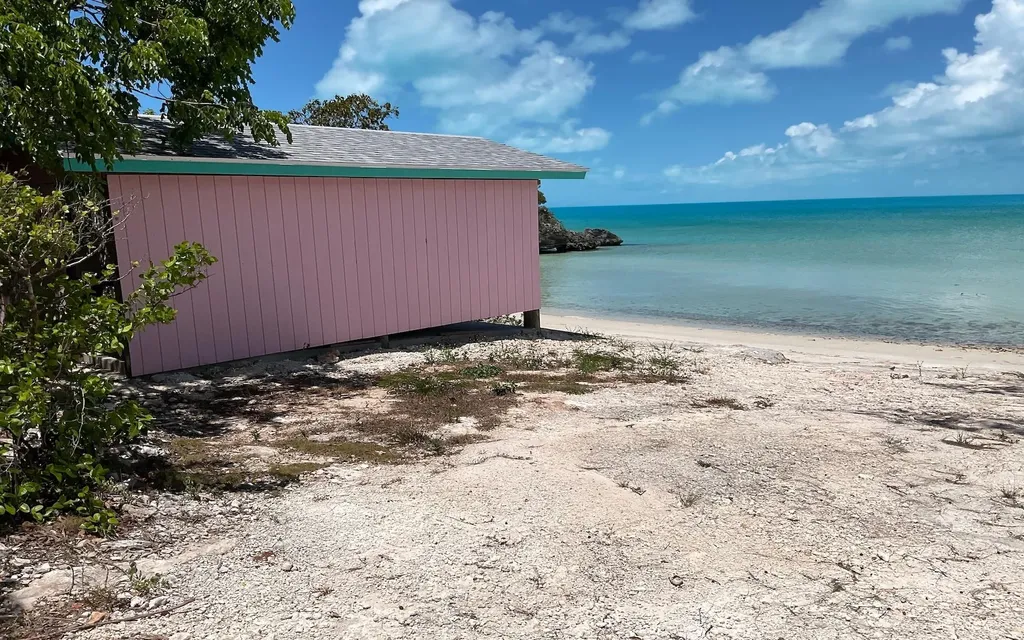 Estate In Bain's Bluff Long Island BS