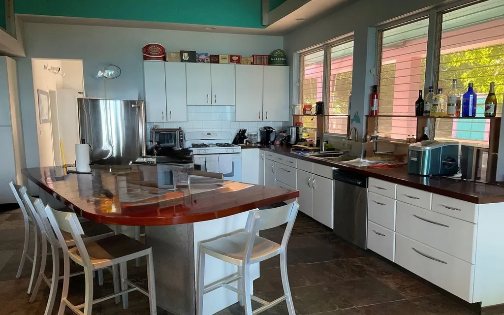 Estate In Bain's Bluff Long Island BS