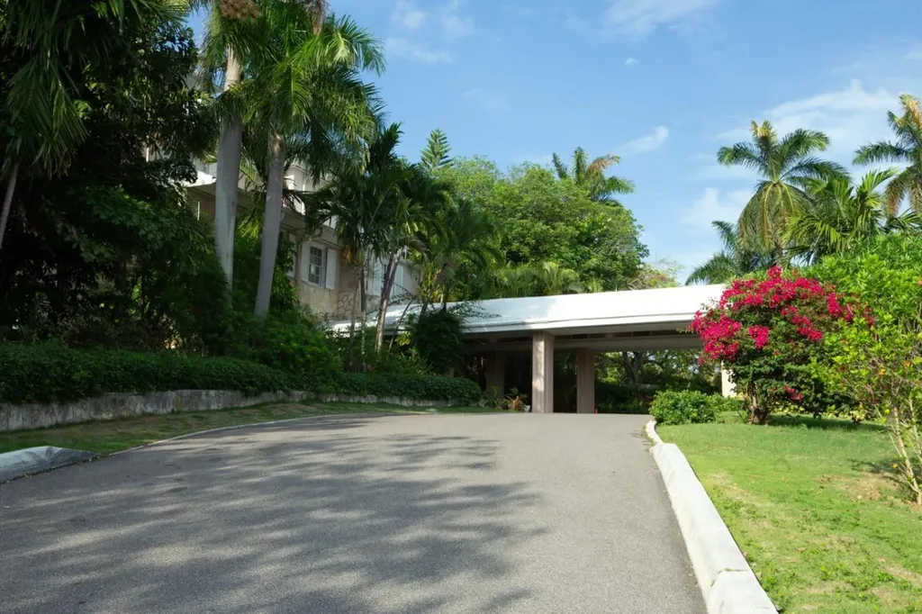 |the Balmoral New Providence Paradise Island BS