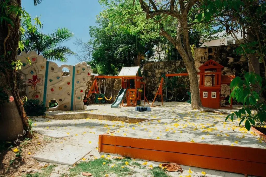 |the Balmoral New Providence Paradise Island BS