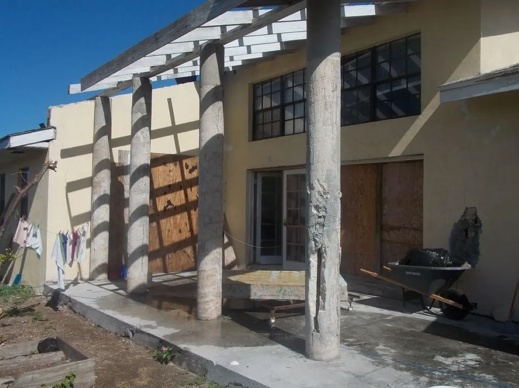 Clarence Town House Long Island BS