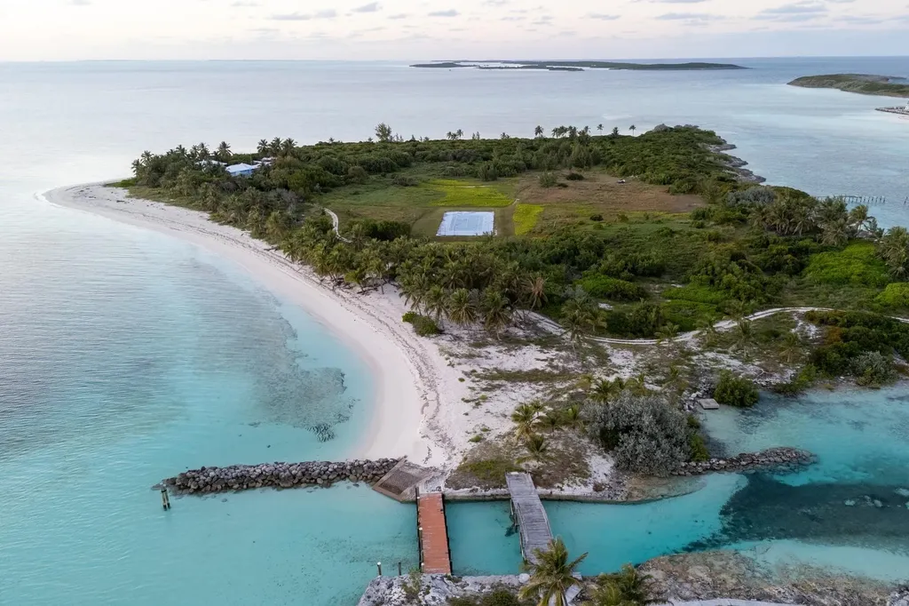 Frozen And Alder Cay Berry Islands BS