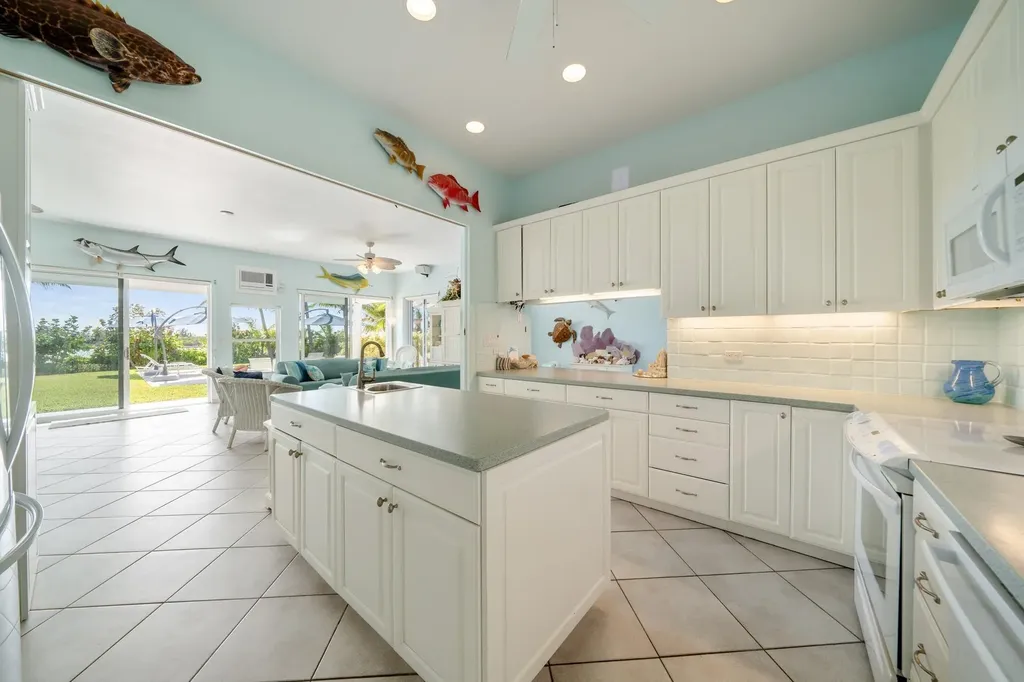 Frozen And Alder Cay Berry Islands BS