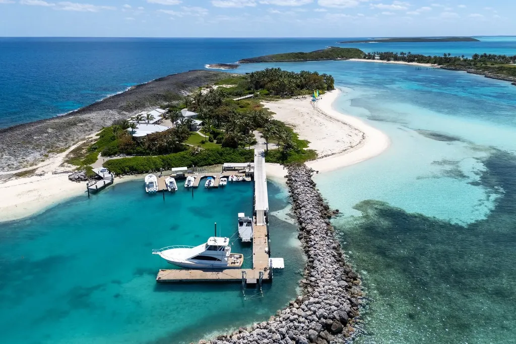 Frozen And Alder Cay Berry Islands BS