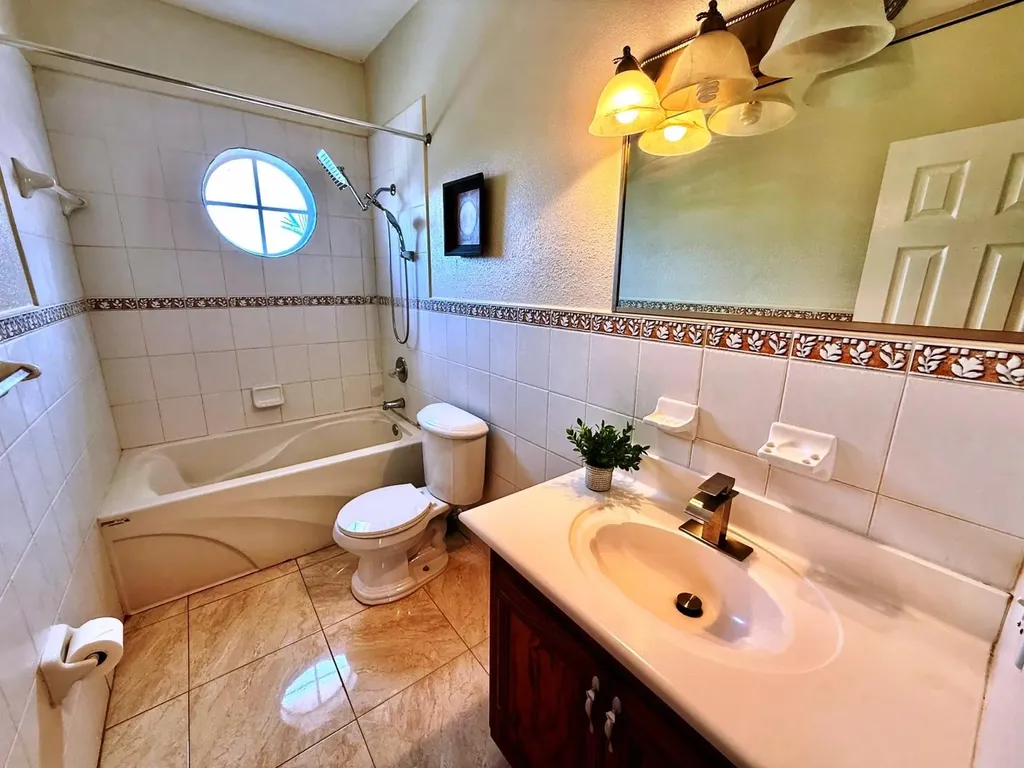 Avalon, Indiana Lane Grand Bahama Freeport BS