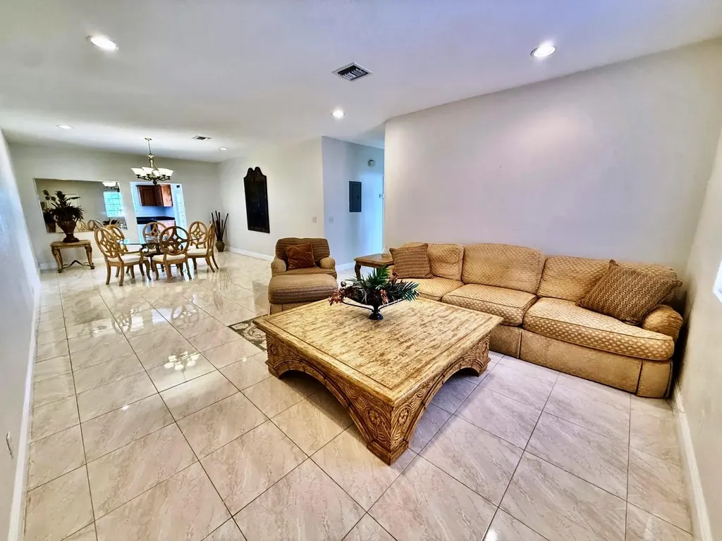 Avalon, Indiana Lane Grand Bahama Freeport BS