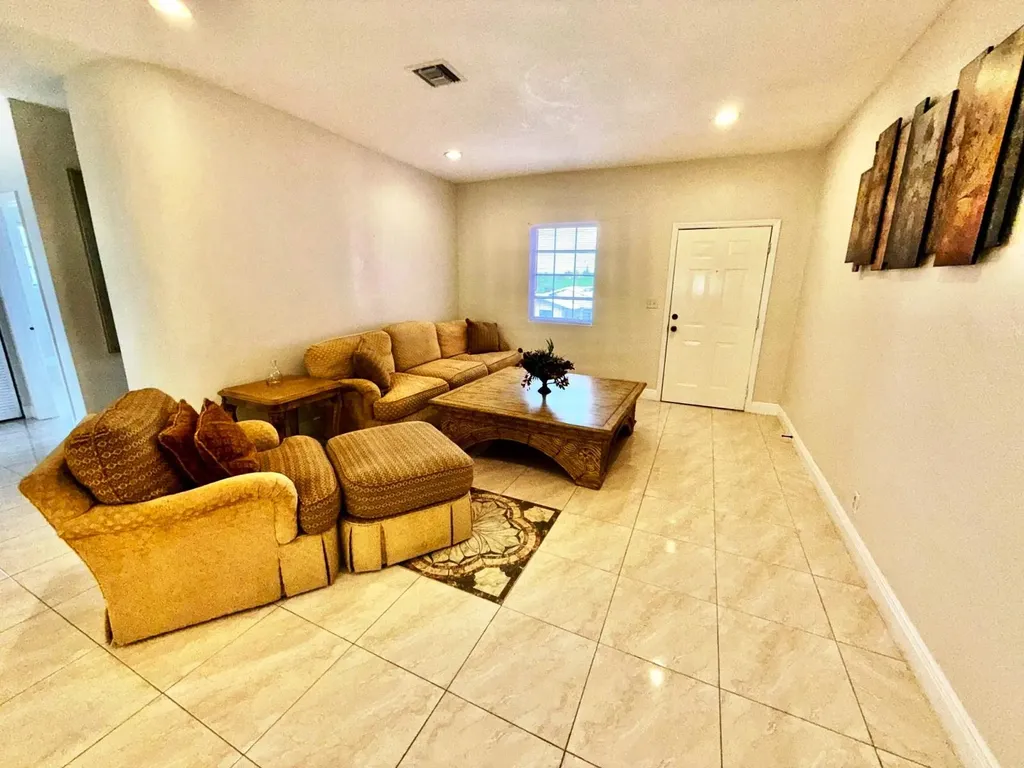 Avalon, Indiana Lane Grand Bahama Freeport BS