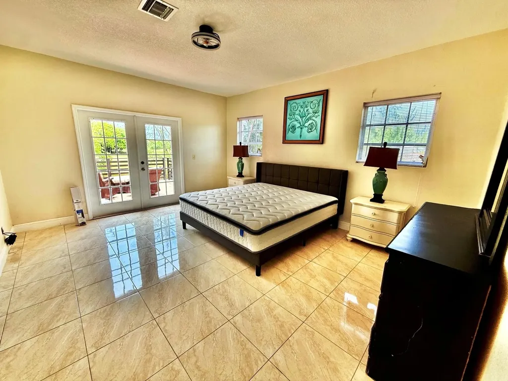 Avalon, Indiana Lane Grand Bahama Freeport BS