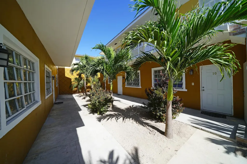 Carefree Court New Providence Paradise Island BS