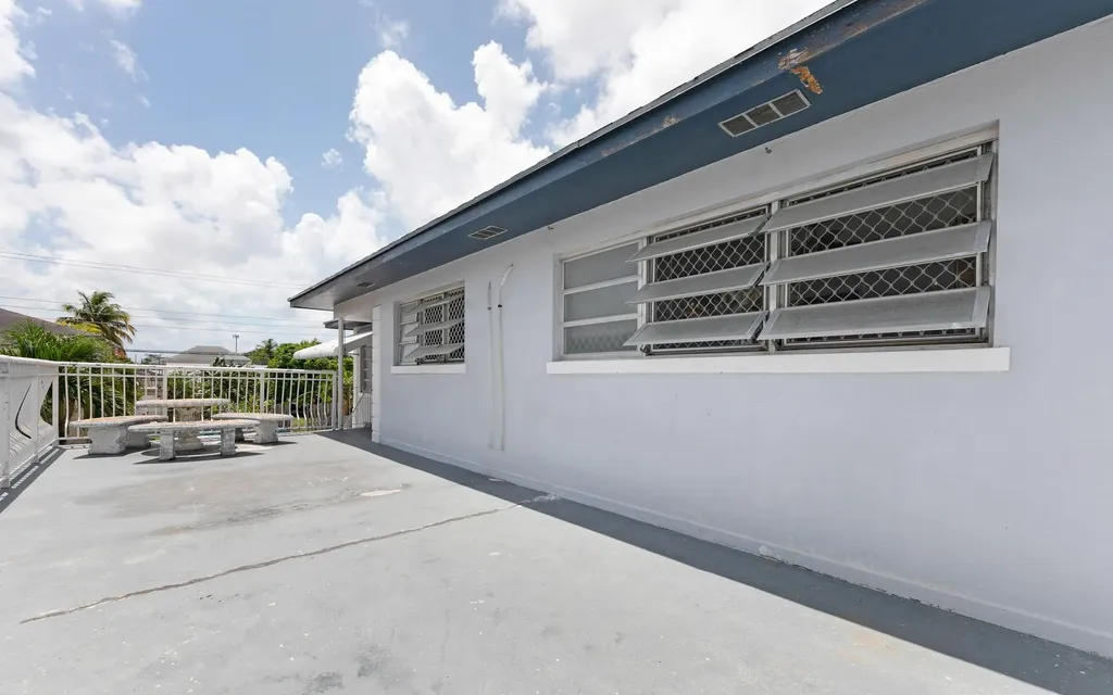 Triplex Near Palmdale New Providence Paradise Island BS