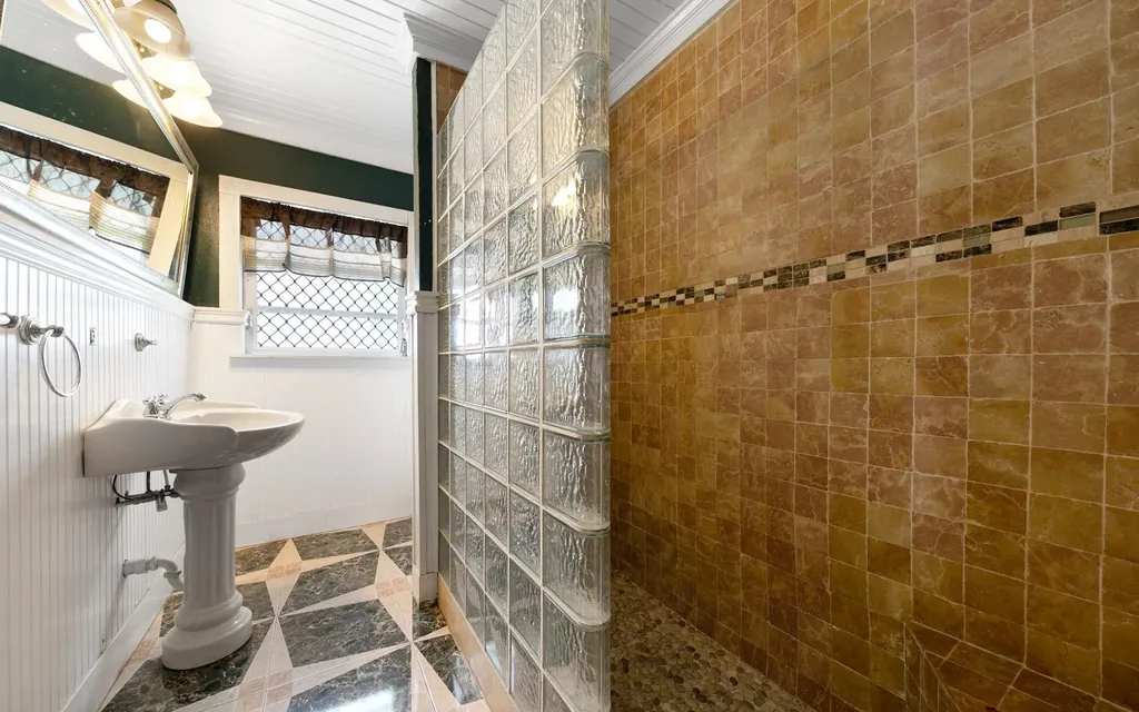 Triplex Near Palmdale New Providence Paradise Island BS