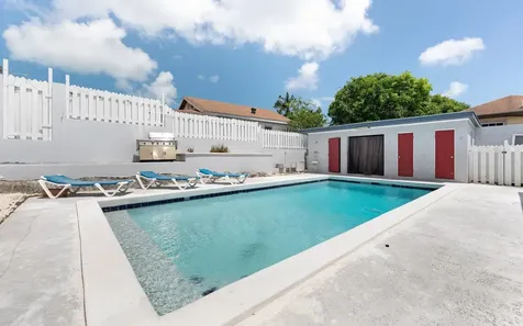 Triplex Near Palmdale New Providence Paradise Island BS