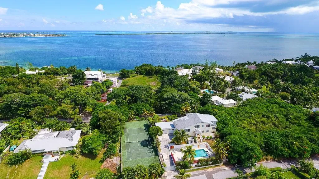 4-5 Eastern Bonnie Lane New Providence Paradise Island BS